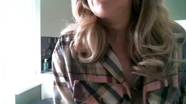Snapshot of MissHoneyPenny chatting on 05/22/26, 09:51 MissHoneyPenny online show from 05/22/26, 09:51