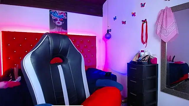 Snapshot of kriss_sweetboobs10 chatting on 11/23/25, 12:15 kriss sweetboobs10 online show from 11/23/25, 12:15