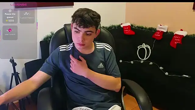 lukeboyce33 online show from 11/12/25, 01:32