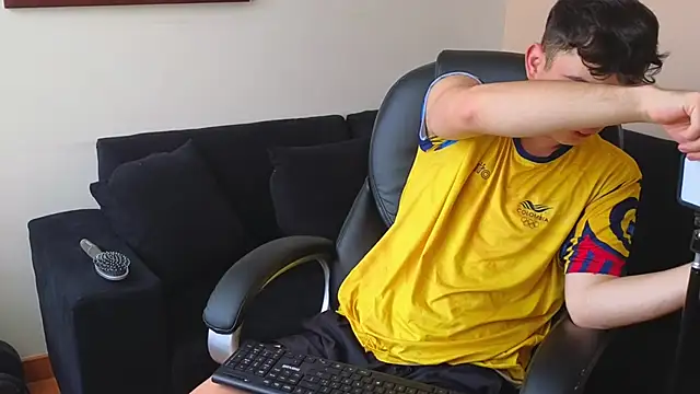 lukeboyce33 online show from 09/23/25, 04:47