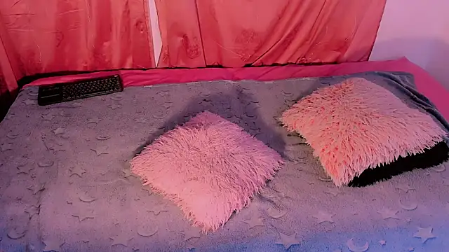 Snapshot of Mariana-ofc chatting on 11/12/25, 11:03 Mariana-ofc online show from 11/12/25, 11:03