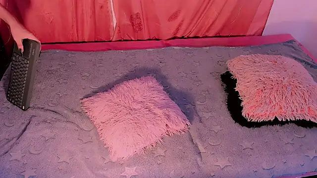 Snapshot of Mariana-ofc chatting on 11/15/25, 11:03 Mariana-ofc online show from 11/15/25, 11:03