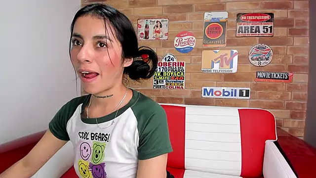 Snapshot of miss_melodi chatting on 03/19/25, 09:16 miss melodi online show from 03/19/25, 09:16