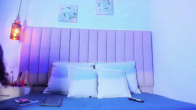 NicoleMadrird online show from 11/11/25, 07:52