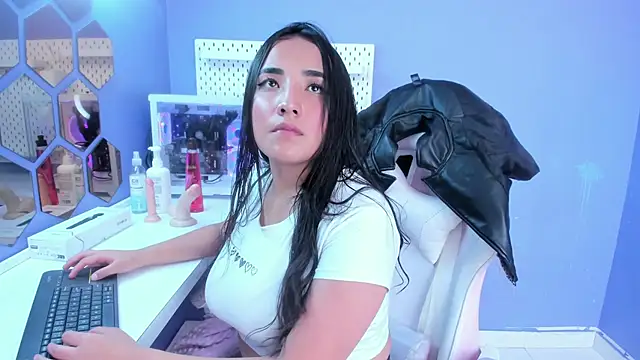 Alice 26  online show from 11/28/25, 02:39