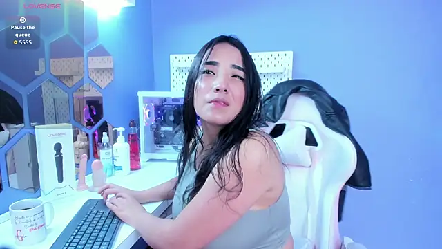 Alice 26  online show from 12/03/25, 01:54