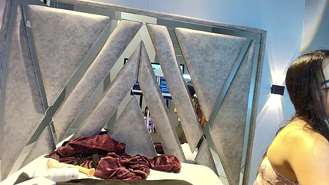 Alice 26  online show from 12/04/25, 01:54