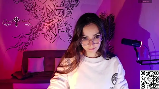 Emmi Roberts online show from 06/07/26, 04:18