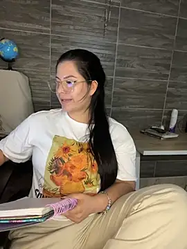 Snapshot of Saanvi21 chatting on 09/30/25, 11:44 Saanvi21 online show from 09/30/25, 11:44