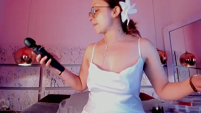 Snapshot of AngelinaBlanc_ chatting on 11/05/25, 11:57 AngelinaBlanc online show from 11/05/25, 11:57