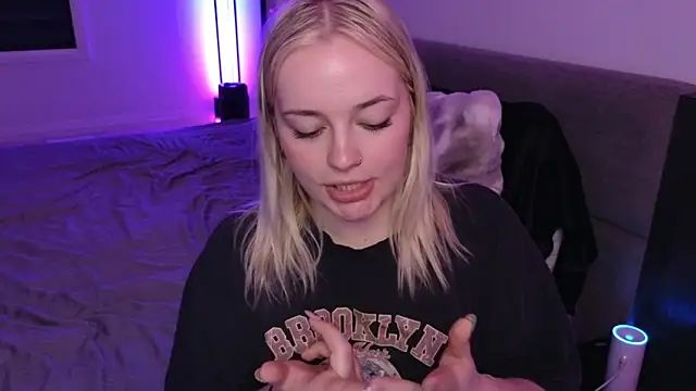 Snapshot of margot_robbie7 chatting on 06/15/26, 02:23 margot robbie7 online show from 06/15/26, 02:23