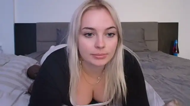 Snapshot of margot_robbie7 chatting on 09/16/25, 12:44 margot robbie7 online show from 09/16/25, 12:44