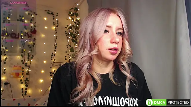 Snapshot of Mia__Kitty chatting on 09/21/25, 03:50 Mia  Kitty online show from 09/21/25, 03:50