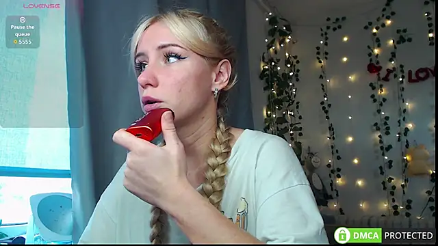 Snapshot of Mia__Kitty chatting on 10/17/25, 12:29 Mia  Kitty online show from 10/17/25, 12:29