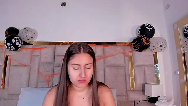 Snapshot of Hanna_Evans__ chatting on 10/27/25, 12:39 Hanna Evans online show from 10/27/25, 12:39