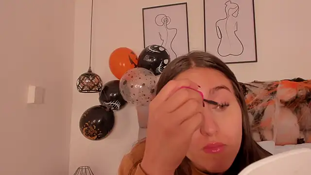 Snapshot of Hanna_Evans__ chatting on 10/25/25, 12:39 Hanna Evans online show from 10/25/25, 12:39