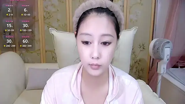 Snapshot of Xiaoxuan-baby chatting on 10/13/25, 02:40 Xiaoxuan-baby online show from 10/13/25, 02:40
