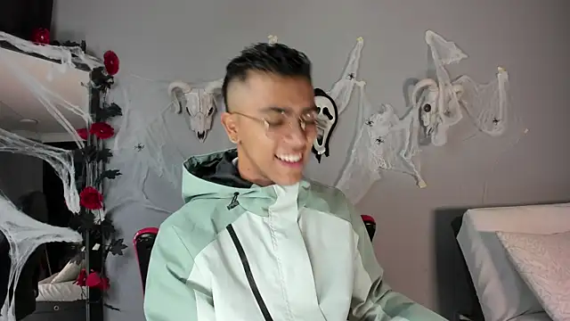 Snapshot of Colstorw_ chatting on 10/30/25, 10:35 Colstorw online show from 10/30/25, 10:35