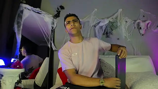 Snapshot of Colstorw_ chatting on 10/24/25, 10:36 Colstorw online show from 10/24/25, 10:36