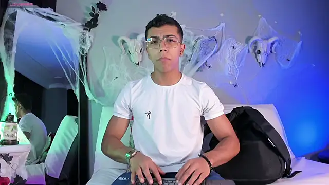 Snapshot of Colstorw_ chatting on 10/21/25, 10:36 Colstorw online show from 10/21/25, 10:36