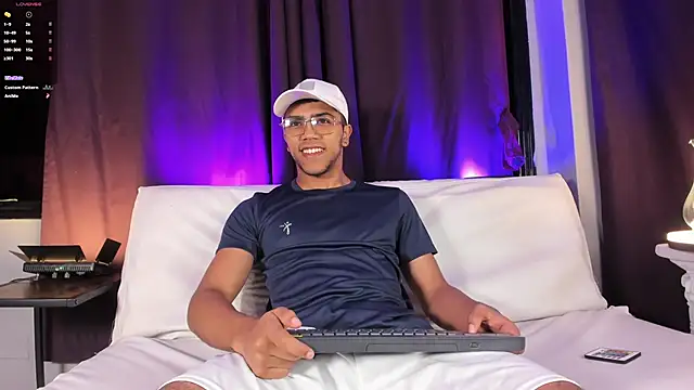 Snapshot of Colstorw_ chatting on 11/24/25, 11:32 Colstorw online show from 11/24/25, 11:32