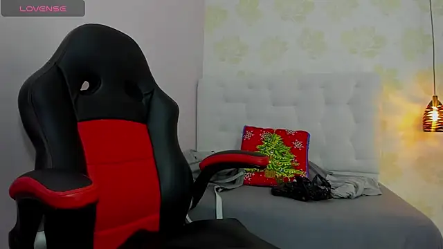 TATILARSON1 online show from 12/15/25, 12:55