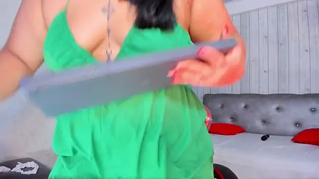 DianaGom online show from 12/19/25, 01:02