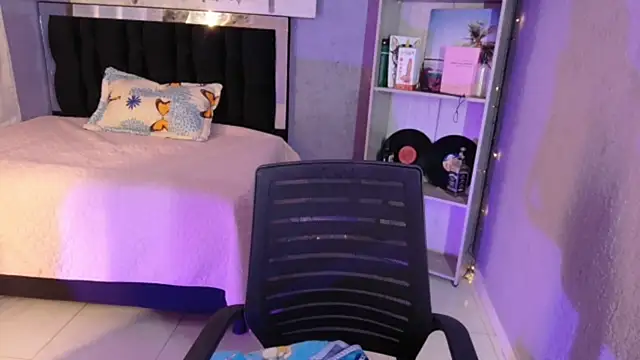 Snapshot of sweet_c4ndy chatting on 12/22/25, 03:01 sweet c4ndy online show from 12/22/25, 03:01