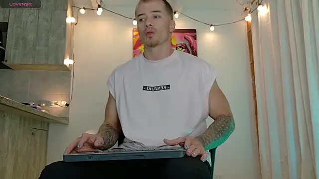 Ryannblue07 online show from 11/19/25, 10:43