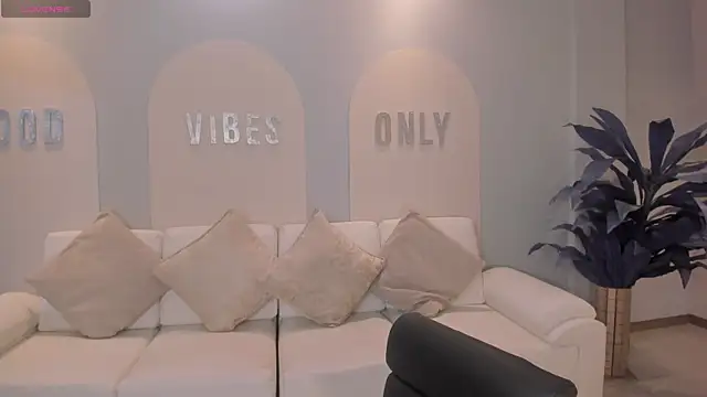 AmaliaCrus online show from 11/17/25, 08:02