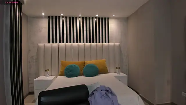 MaiaCollins online show from 11/24/25, 06:41