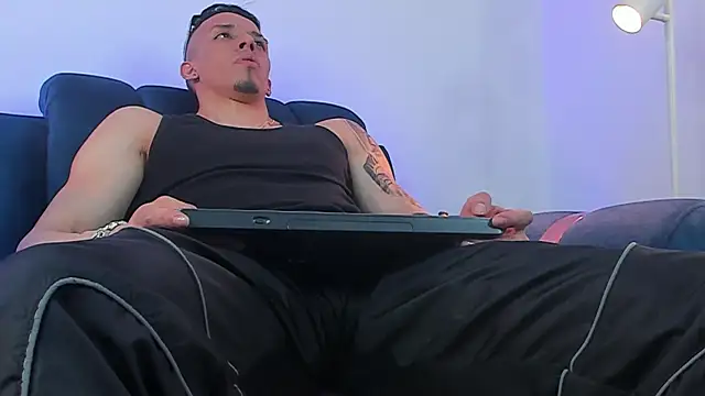 Snapshot of InkAngelo chatting on 11/27/25, 03:40 InkAngelo online show from 11/27/25, 03:40