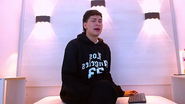 Jhojan twink online show from 12/17/25, 12:54