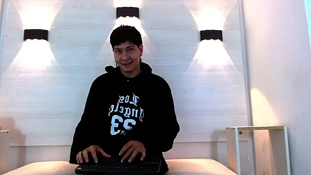 Jhojan twink online show from 12/04/25, 12:04