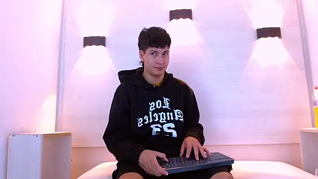 Jhojan twink online show from 12/19/25, 01:13