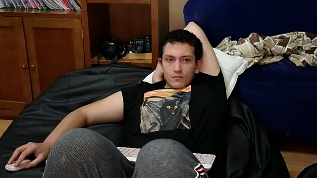 Snapshot of hardaftercum chatting on 10/17/25, 03:32 hardaftercum online show from 10/17/25, 03:32