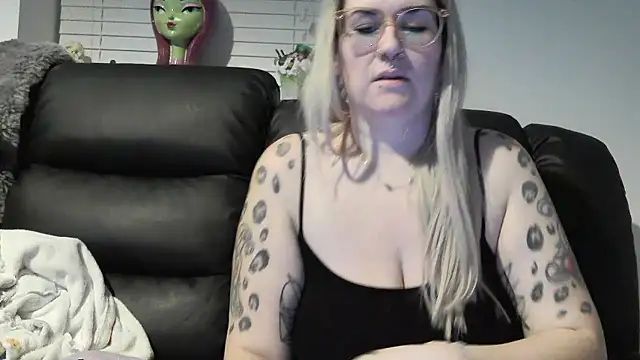 Snapshot of Sizzling_Indie36 chatting on 01/11/26, 12:17 Sizzling Indie36 online show from 01/11/26, 12:17