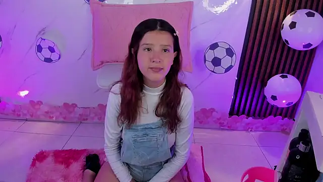 Snapshot of Sophie_joyy chatting on 06/18/26, 10:48 Sophie joyy online show from 06/18/26, 10:48