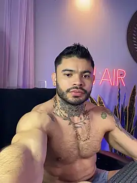 Snapshot of thiagoferrari2 chatting on 10/19/25, 07:55 thiagoferrari2 online show from 10/19/25, 07:55
