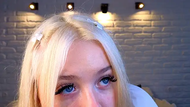 Snapshot of minigirl chatting on 03/15/25, 10:24 minigirl online show from 03/15/25, 10:24