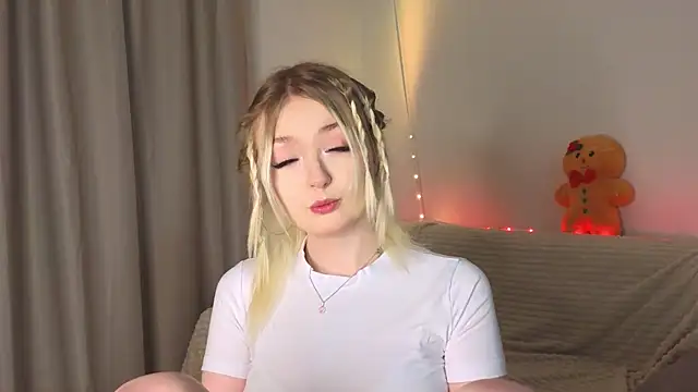 Snapshot of minigirl chatting on 02/06/26, 04:03 minigirl online show from 02/06/26, 04:03