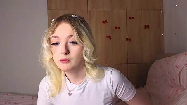 Snapshot of minigirl chatting on 02/18/26, 04:14 minigirl online show from 02/18/26, 04:14