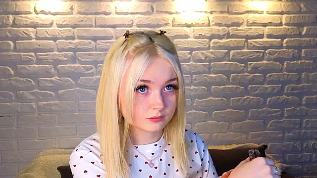 Snapshot of minigirl chatting on 03/23/25, 04:05 minigirl online show from 03/23/25, 04:05