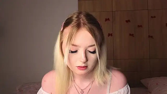 Snapshot of minigirl chatting on 03/01/26, 04:18 minigirl online show from 03/01/26, 04:18