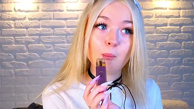 Snapshot of minigirl chatting on 03/18/25, 04:07 minigirl online show from 03/18/25, 04:07