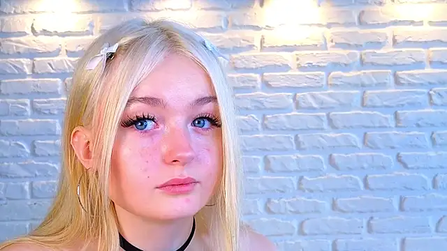 Snapshot of minigirl chatting on 03/18/25, 10:17 minigirl online show from 03/18/25, 10:17