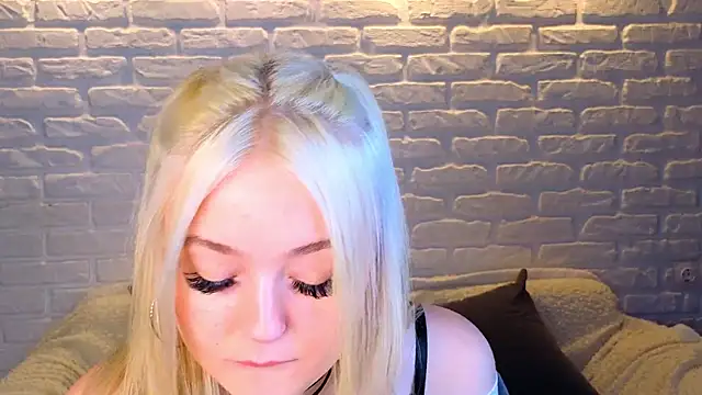 Snapshot of minigirl chatting on 03/21/25, 10:17 minigirl online show from 03/21/25, 10:17