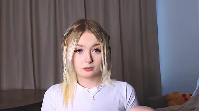 Snapshot of minigirl chatting on 02/04/26, 05:02 minigirl online show from 02/04/26, 05:02