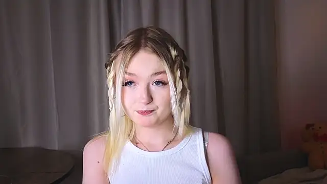 Snapshot of minigirl chatting on 02/05/26, 02:02 minigirl online show from 02/05/26, 02:02