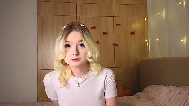 Snapshot of minigirl chatting on 02/15/26, 04:06 minigirl online show from 02/15/26, 04:06